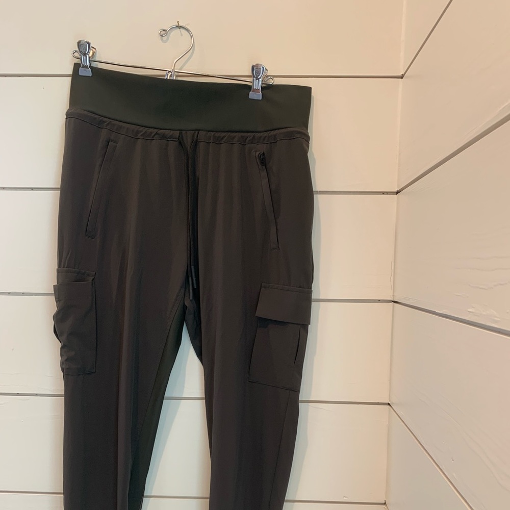 Athleta salutation cargo joggers